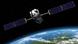 Imagem gráfica de um satélite no espaço com a Terra ao fundo
