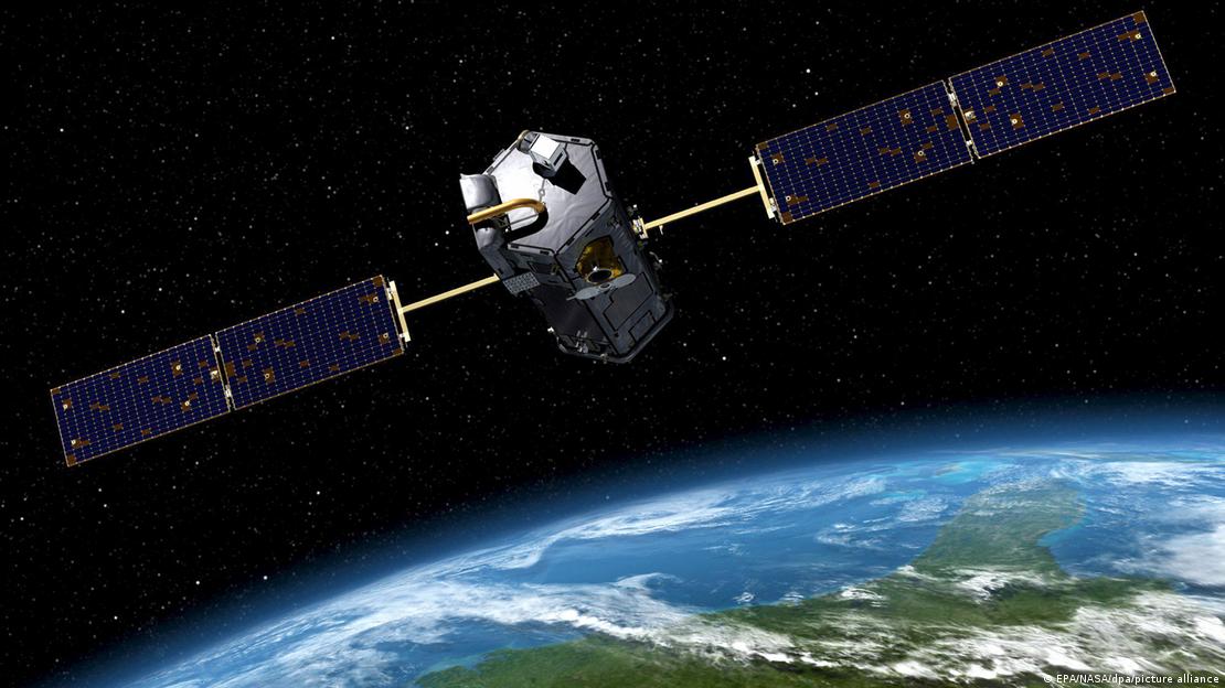 Imagem gráfica de um satélite no espaço com a Terra ao fundo