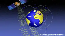 Die Computer-Animation demonstriert das Navigationssystem Galileo, ein Gemeinschaftsprojekt der ESA und der Europäischen Union (undatiertes Handout). Via Satellit werden Signale zur Erde übertragen, die Zeit und Ort präzise bestimmen können. Bis zum Ende des Jahrzehnts soll das neue Satelliten-Navigationssystem für den Auto-, Flug- und Schiffsverkehr einsatzbereit sein, dann werden 30 Satelliten in einer Höhe von etwa 23600 Kilometer die Erde umrunden. Von ihnen gehen höchstgenaue Signale aus, anhand derer jedermann mit einem kleinen und preisgünstigen Empfangsgerät seinen Standort auf wenige Meter genau bestimmen kann. Das Gründerzentrum für Anwendungen des künftigen europäischen Satelliten-Navigationssystems Galileo startet am Donnerstag (11.01.2007) den Routinebetrieb in Darmstadt. Mit Galileo will Europa die Vormachtstellung der US-Variante GPS (Global Positioning System) brechen. Galileo soll genauer und zuverlässiger arbeiten und vor allem für zivile Dienste eingesetzt werden. Das System soll für den Auto-, Flug- und Schiffsverkehr einsatzbereit sein. Foto: ESA dpa/lhe +++ dpa-Bildfunk +++