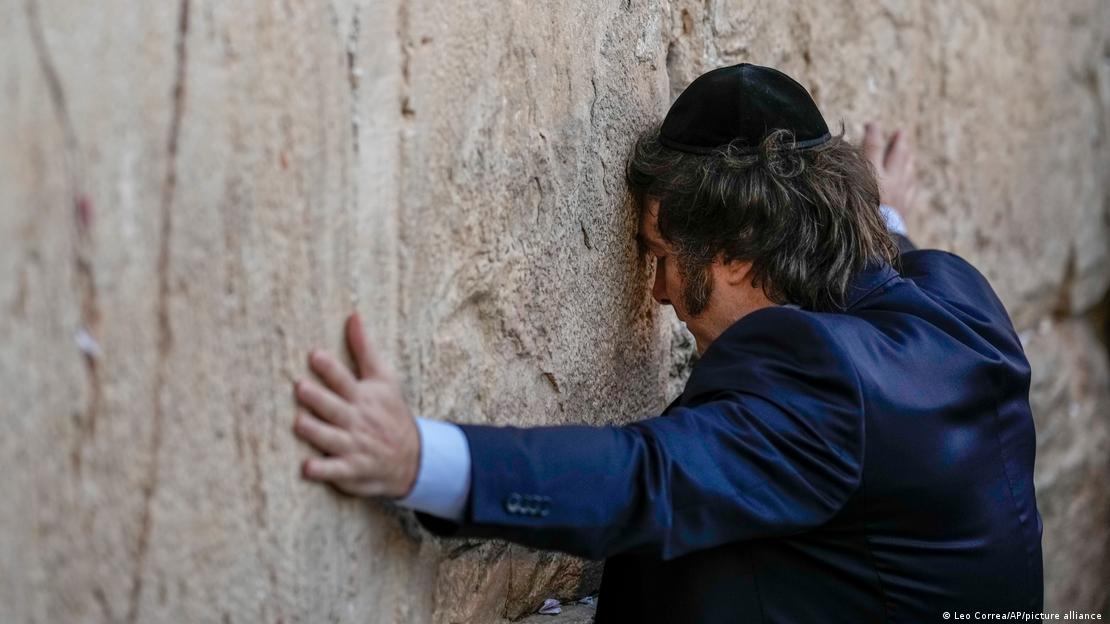Milei vista una kipá y posa las manos extendidas sobre el Muro de los Lamentos, en la Ciudad Vieja de Jerusalén.