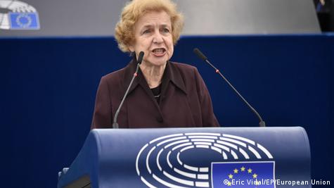 Татьяна Жданок выступает в ходе дискуссии в Европарламенте