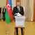 Azerbaycan Cumhurbaşkanı Aliyev oyunu kullanıyor, arkasında Azerbaycan bayrağı ve daha arkada dört kişi - (07.02.2024)