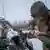 Украински войници обслужват 120-милиметрово оръдие на фронта 