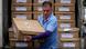 Foto de un empleado del Tribunal Supremo Electoral de El Salvador que ayuda a trasladar cajas con votos. Foto de un empleado del Tribunal Supremo Electoral de El Salvador que ayuda a trasladar cajas con votos.