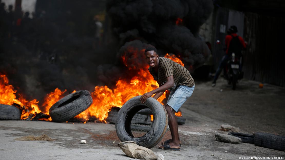 Foto de una persona que protesta en Haití
