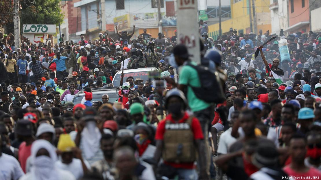 Foto de personas que protestan en Haití