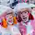 Двое ряженых в дождевиках на карнавале в немецком Кельне