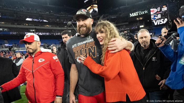Taylor Swift e Travis Kelce se abraçam após a bem-sucedida classificação dos Kansas City Chiefs para o Super Bowl.