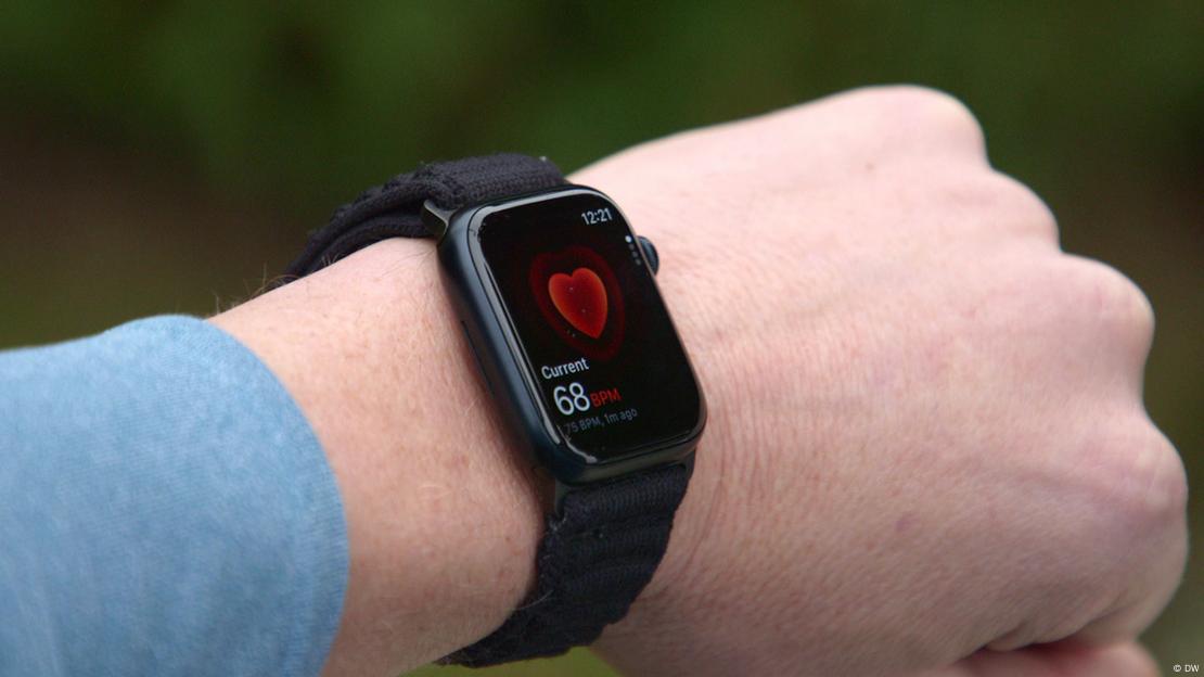 Un brazo muestra un reloj inteligente midiendo impulsos del corazón. Un brazo muestra un reloj inteligente midiendo impulsos del corazón.