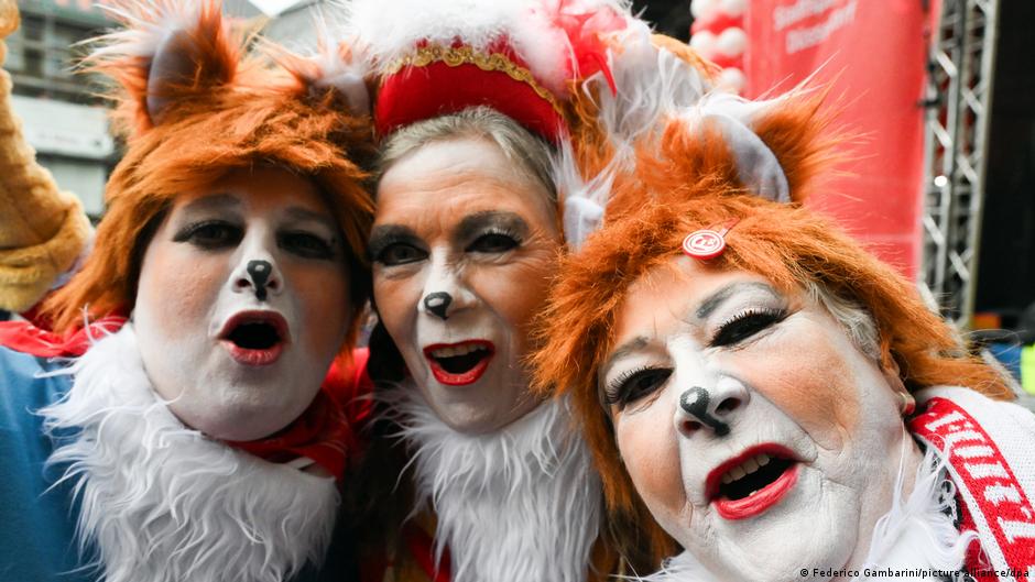 Die Karnevalisten sind los: Weiberfastnacht in Deutschland