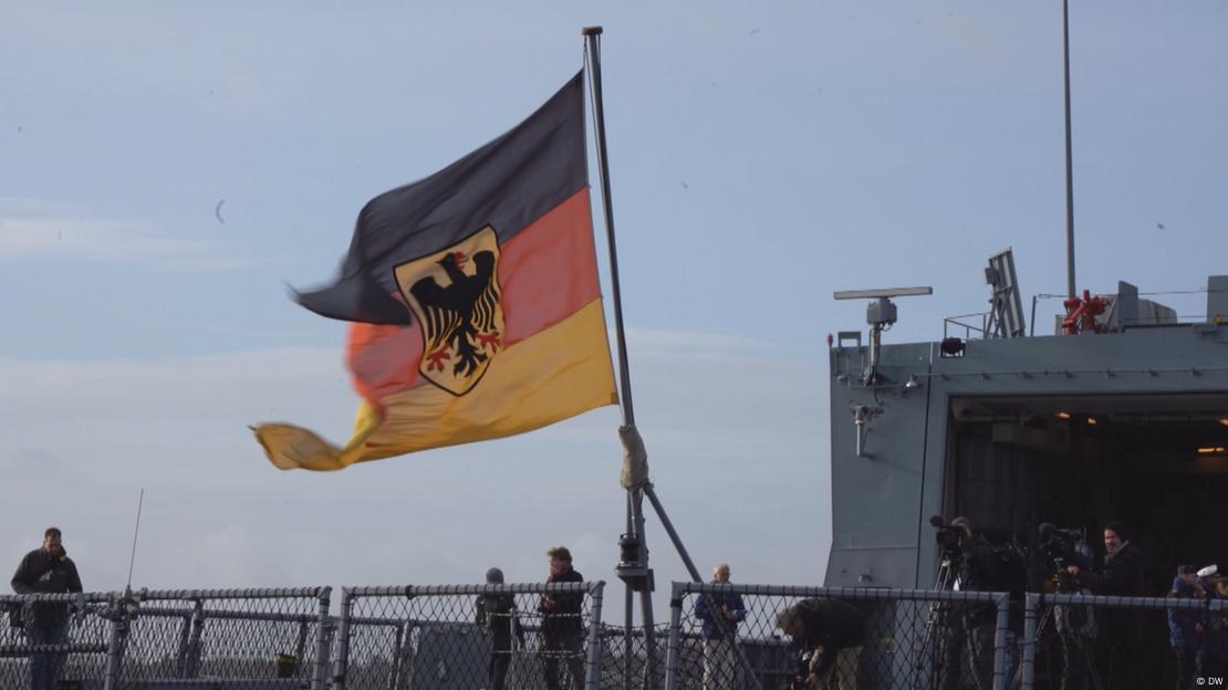 Fregata gjermane në aksion në Detin e Kuq, flamuri dhe një anije