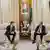 Fototermin zu den Gesprächen: Habeck und Algeriens Energieminister Mohamad Arkab in großen weißen Sesseln mit Dolmetschern