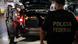 Varios policías inspeccionan un vehículo en el aparcamiento subterráneo del edificio. Varios policías inspeccionan un vehículo en el aparcamiento subterráneo del edificio.