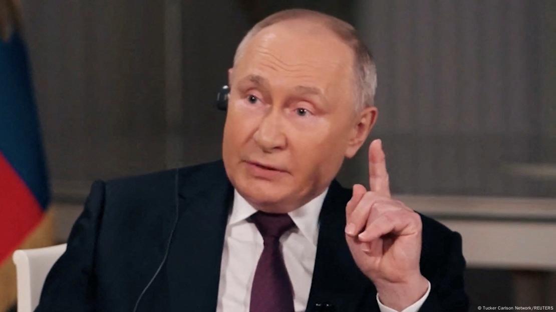 Wladimir Putin hebt den linken Zeigefinger 