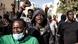 Des manifestants, le poing levé, à Dakar, le 5 février 2024 Des manifestants, le poing levé, à Dakar, le 5 février 2024