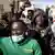 Des jeunes manifestent dans la rue à Dakar