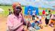 Des personnes déplacées de Cabo Delgado au Mozambique, debouts et assises, avec un champ en fond Des personnes déplacées de Cabo Delgado au Mozambique, debouts et assises, avec un champ en fond