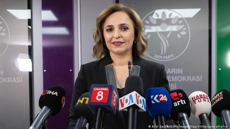 DEM Parti Sözcüsü Ayşegül Doğan'ın önünde mikrofonlar var, gazetecilere açıklama yapıyor