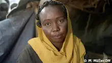 Vertriebe Hane Hamoda, die bei den Bürgerkriegskämpfen ein Bein und zwei ihrer Kinder verlor und daraufhin in die Nubaberge floh.
