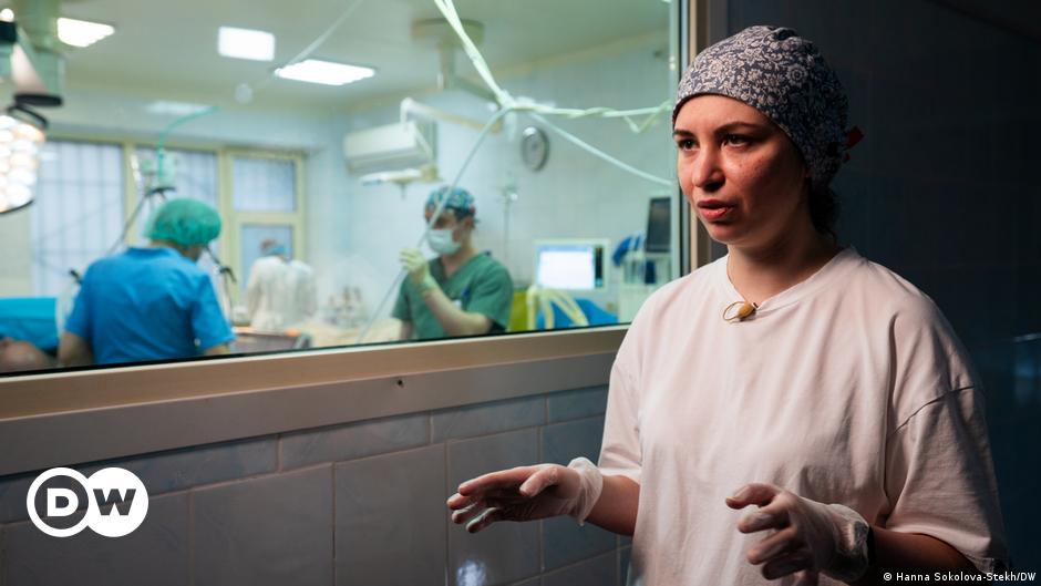 Війна в Україні перетворює лікарню лікарів на “фільм жахів” – DW – 07.03.2024