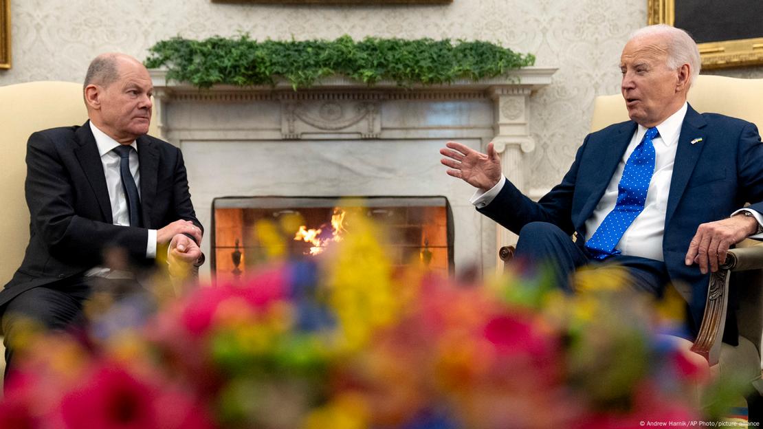 German Chancellor Scholz (l) and President Joe Biden (r) visiting at the White House 