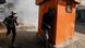 Des manifestants masqués et armés de pierres courent pour échapper à la police à Dakar Des manifestants masqués et armés de pierres courent pour échapper à la police à Dakar