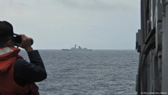 图为去年8月台湾海军士兵在海上观测中国解放军军舰。（资料照）