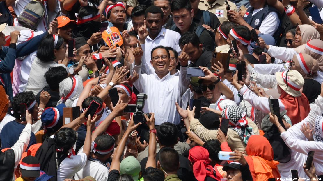 Anies Baswedan greets supporters in JakartaImage: Bay Ismoyo/AFP/Getty Images