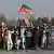 Pakistan | Gruppe von Menschen, die der PTI-Partei angehören, schwenken Fahnen