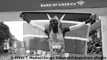 ARCHIV - 08.10.2023, USA, Chicago: Kelvin Kiptum aus Kenia feiert seinen Weltrekordsieg beim Chicago-Marathon im Grant Park von Chicago. Nach Angaben eines Sportlerkollegen starb Kiptum am späten Sonntag bei einem Autounfall in Kenia. Er war 24 Jahre alt. Foto: Eileen T. Meslar/Chicago Tribune via AP/dpa - ACHTUNG: Nur zur redaktionellen Verwendung und nur mit vollständiger Nennung des vorstehenden Credits +++ dpa-Bildfunk +++