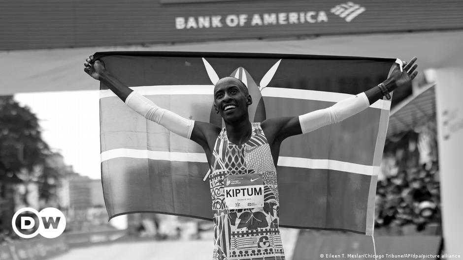 Recordista mundial da maratona morre em acidente de carro
