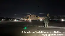 12/02/2024**Dieses vom israelischen Militär zur Verfügung gestellte Bild zeigt einen Hubschrauber der israelischen Luftwaffe mit zwei befreiten Geiseln im Sheba Medical Center in Ramat Gan, Israel. Das israelische Militär teilte am frühen Montag mit, es habe zwei Geiseln aus der Gefangenschaft im Gazastreifen befreit. Die beiden Männer seien in der südlichen Gaza-Stadt Rafah gerettet worden und befänden sich in einem israelischen Krankenhaus in gutem Zustand, hieß es. +++ dpa-Bildfunk +++