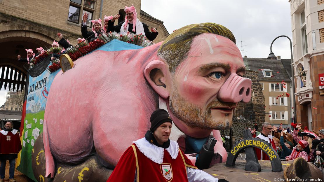 Άρμα των καρναβαλιστών απεικονίζει τον υπουργό Οικονομικών