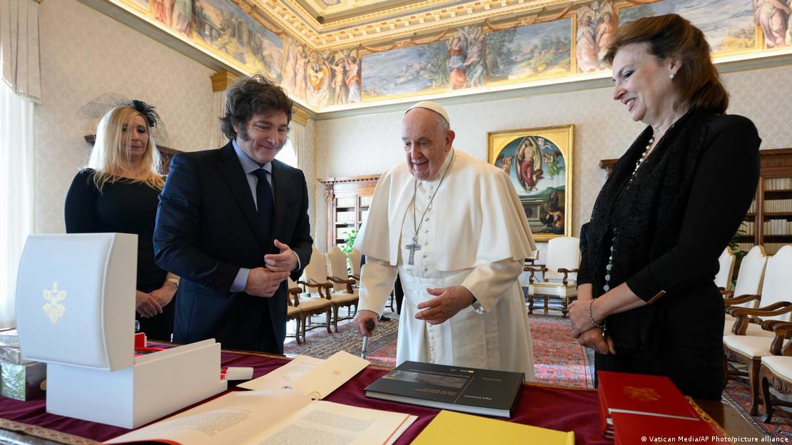 Milei y Francisco intercambian regalos en el Vaticano (12.02.2024)