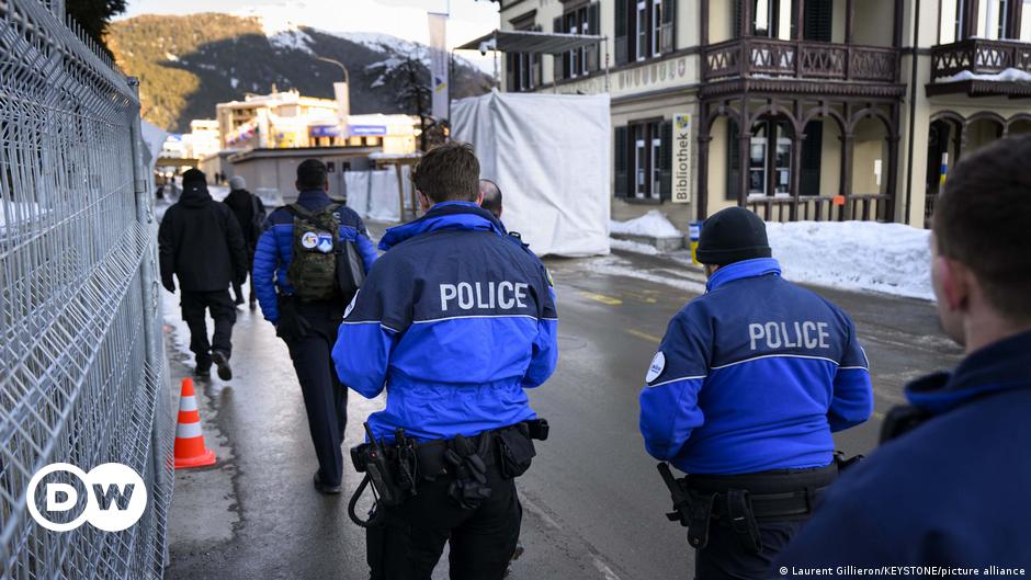 Swiss police probe antisemitism at Davos ski shop – DW – 02/12/2024
