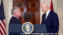 12.02.2024 **Jordan's King Abdullah II shakes hands with President Joe Biden in the Cross Hall of the White House, Monday, Feb. 12, 2024, in Washington. (AP Photo/Andrew Harnik)