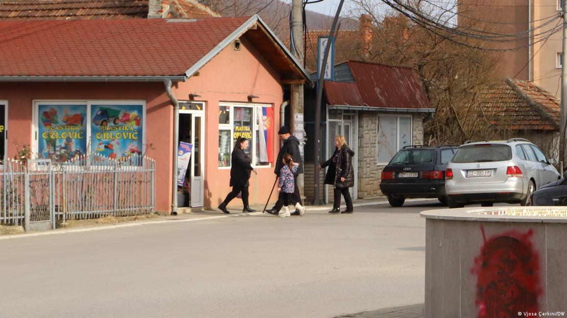 Serbët refuzuan të marrin pjesë në votimet e 21 prillit për shkarkimin ose jo të kryetarëve shqiptarë të katër komunave - pamje rruge nga Zubin Potoku