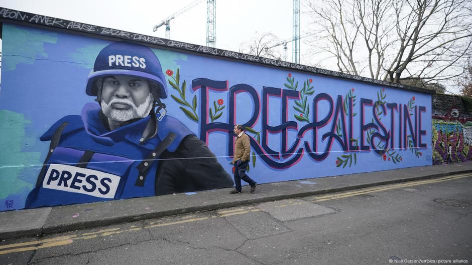 Mural u Dablinu posvećen novinaru Al Džazire koji je ubijen u izraelskom napadu u Gazi