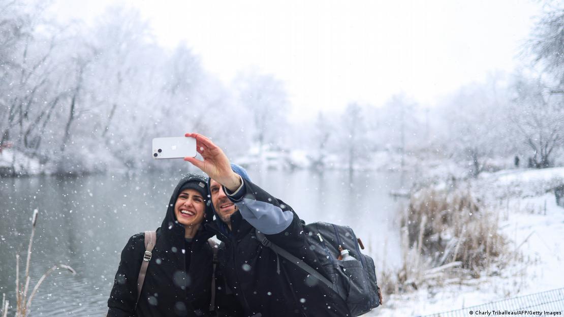 Los neoyorquinos aprovecharon la ocasión para visitar el emblemático Central Park que recibió 7 centímetros de nieve por primera vez en 744 días.