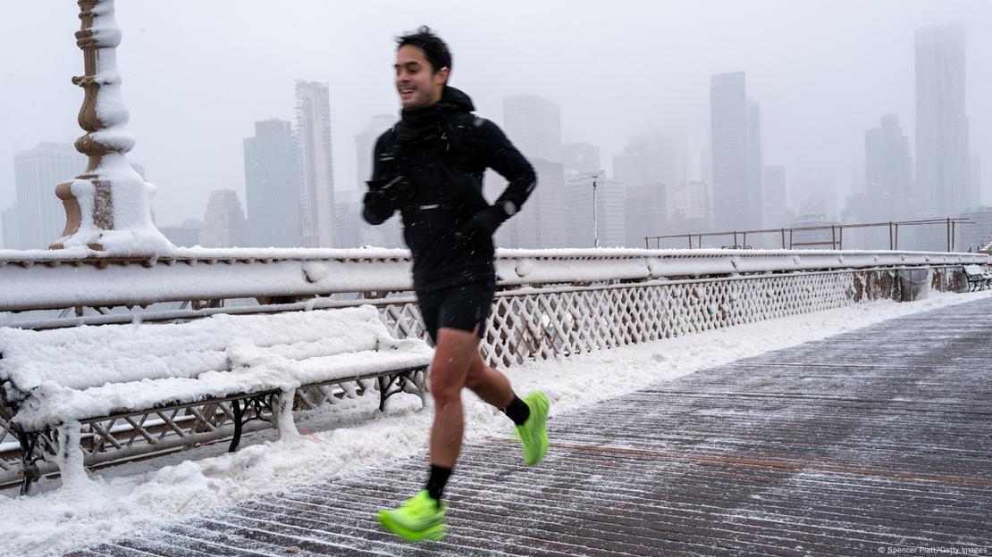 El puente de Brooklyn, en Nueva York, amaneció cubierto por la nieve. Gran parte del noreste de Estados Unidos experimentaba una jornada de nevadas, viento y temperaturas bajo cero.