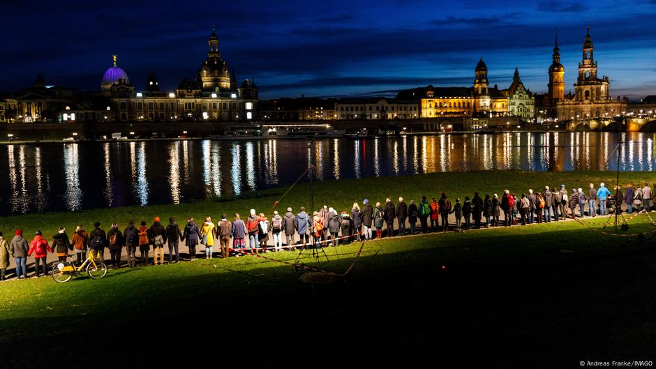 Oko 13.000 ljudi formiralo je lanac držeći se za ruke 13. februara 2024. na obalama Labe i drugim mestima, kako bi u tišini podsetili na razaranje Drezdena neposredno pre kraja rata 1945. godine