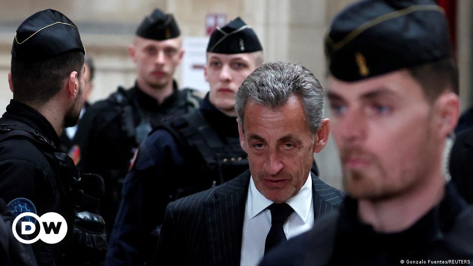 Tribunal francês confirma condenação de Sarkozy e reduz pena – DW – 14/02/2024