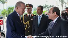 14.2.2024, Kairo, Ägypten, Auf diesem vom türkischen Präsidialamt via AP veröffentlichten Foto wird Recep Tayyip Erdogan (l), Präsident der Türkei, von Abdel Fattah al-Sisi, Präsident von Ägypten, bei seiner Ankunft begrüßt. Der ägyptische Präsident Abdel Fattah al-Sisi hat den türkischen Präsidenten Recep Tayyip Erdogan erstmals nach jahrelanger diplomatischer Eiszeit in Kairo empfangen. +++ dpa-Bildfunk +++