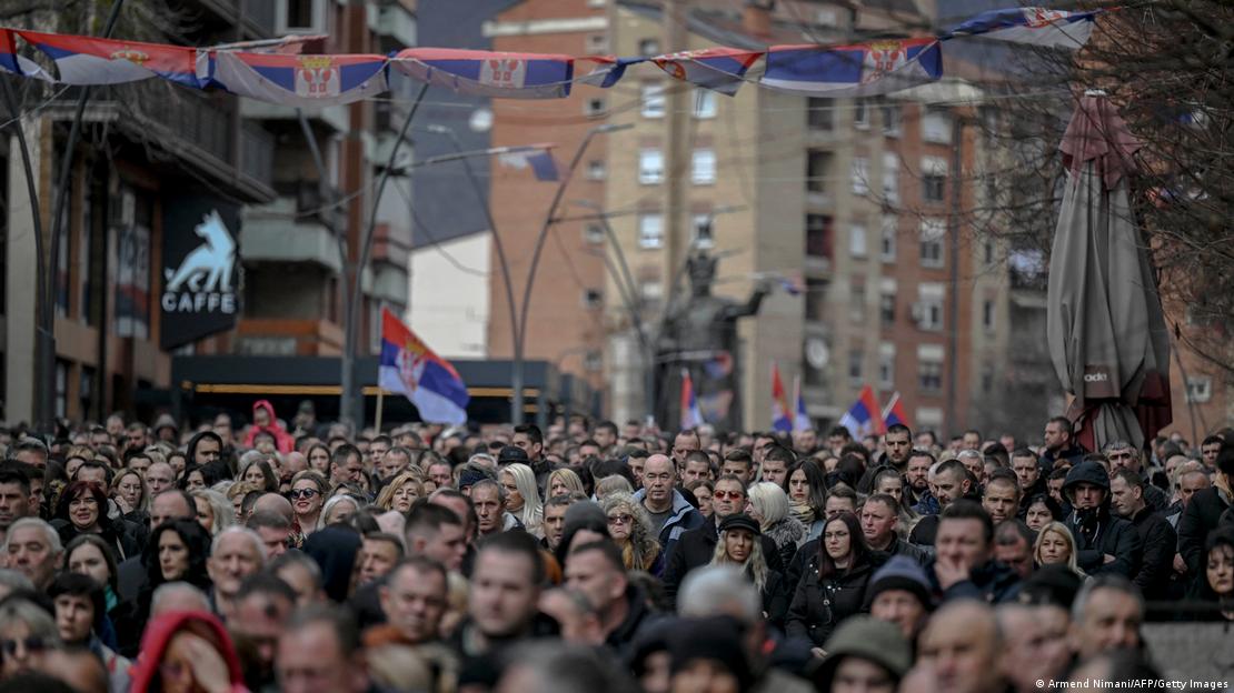 Protest Srba u Severnoj Mitrovici nakon ukidanja dinara