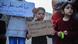 Niños palestinos sostienen pancartas exigiendo el fin de la guerra y pidiendo se respete su derecho a vivir, a estudiar y a jugar, durante una marcha realizada en Rafah, Gaza, el miércoles 14.02.2024. Niños palestinos sostienen pancartas exigiendo el fin de la guerra y pidiendo se respete su derecho a vivir, a estudiar y a jugar, durante una marcha realizada en Rafah, Gaza, el miércoles 14.02.2024.