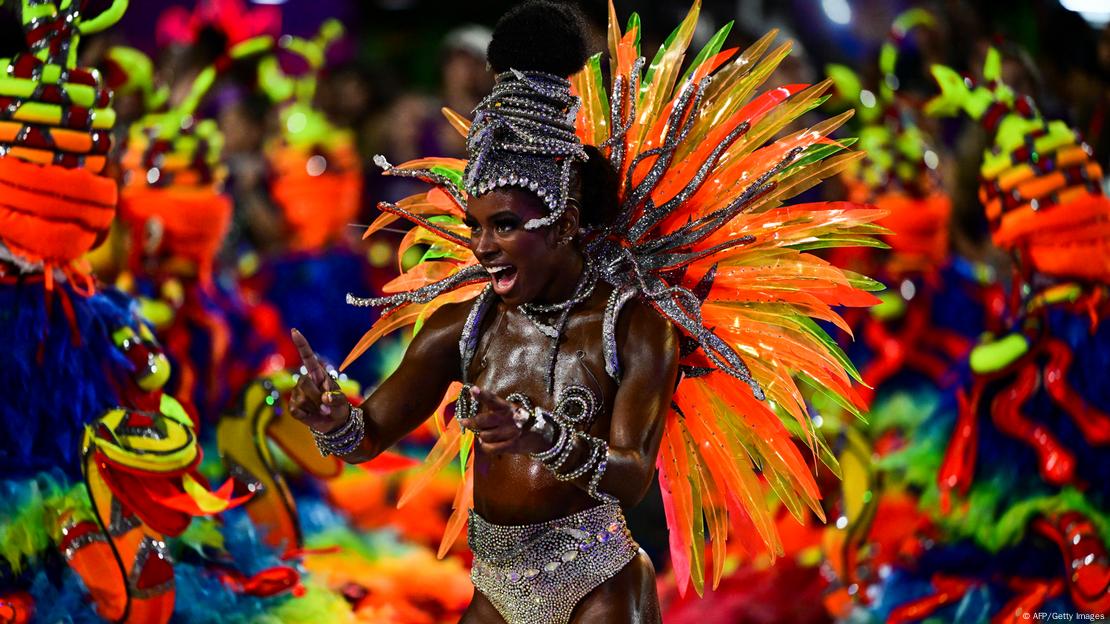 Participante fantasiada da Escola de Samba Unidos do Viradouro durante desfile