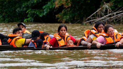 Personas migrantes son llevadas en piraguas a los centros de recepción en Panamá.