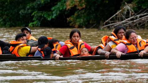 Personas migrantes son llevadas en piraguas a los centros de recepción en Panamá.