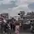 Menschengedränge um südafrikanische Panzer am Rande einer Straße bei Sake im Kongo