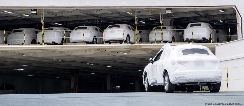 Cargueiro transporta automóveis da VW construídos na China